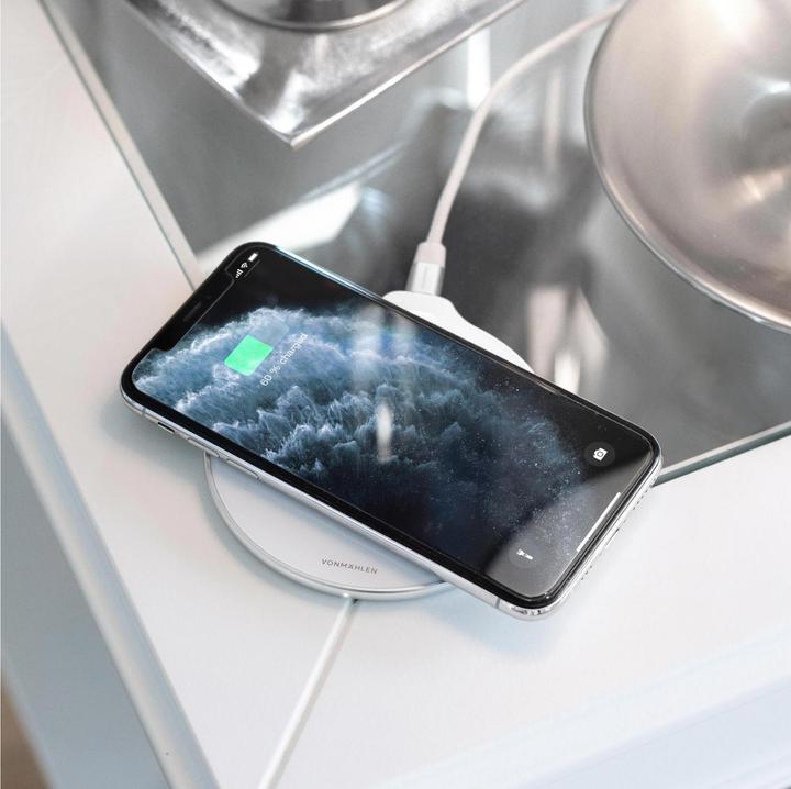 Actual product image Vonmählen Aura - The Wireless Charging Pad (USB-C to USB-A cable included) - Acrylic Glass Black