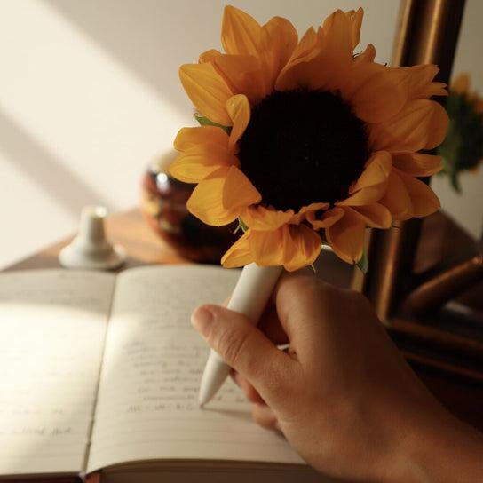 Actual product image Kikkerland Vase Desk Pen (White, 1 x)