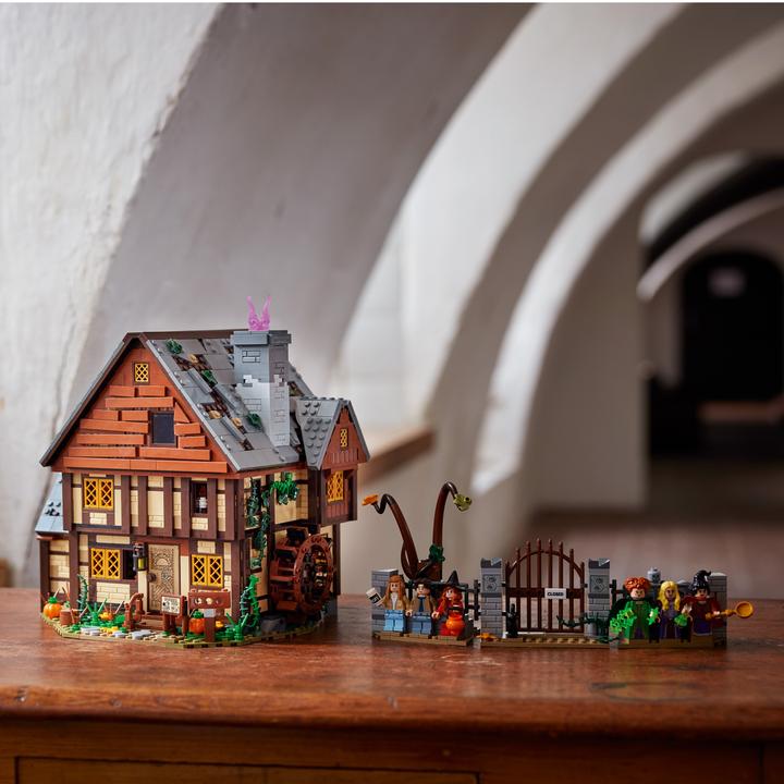 Produktbild LEGO Disney Hocus Pocus: The Sanderson Sisters' Cottage (21341, LEGO Ideas, LEGO Seltene Sets)