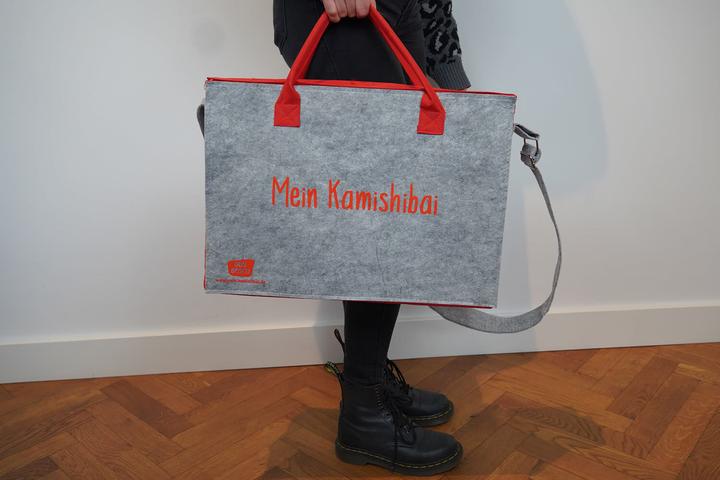 Actual product image Shoulder bag /"My Kamishibai/". Model 2019. Made of grey felt, reinforced bottom, red side panel.