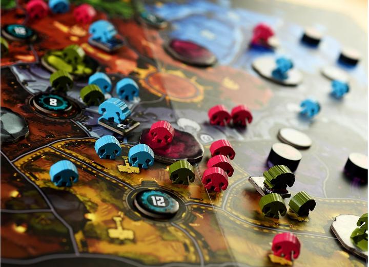 Actual product image Skellig Games SKE48011 - Der Fall des Bergkönigs, Brettspiel, 1-5 Spieler, ab 13 Jahre, (DE-Ausgabe) (German)