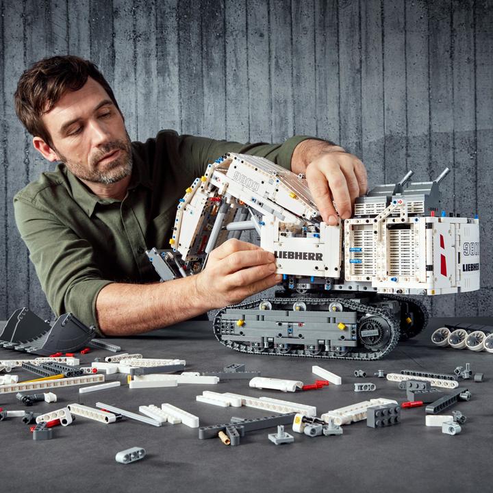 Actual product image LEGO Liebherr excavator R 9800 (42100, LEGO Technic)