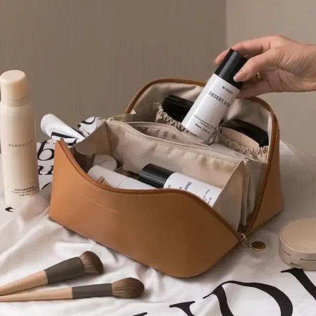 Produktbild Only-Bags.Store Reise-Kosmetiktasche aus Leder (Assortiert)