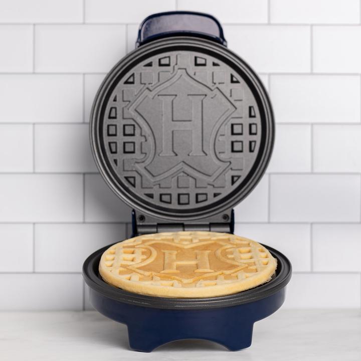 Produktbild Uncanny Brands HARRY POTTER - Poudlard - Gaufrier (EU-Stecker)