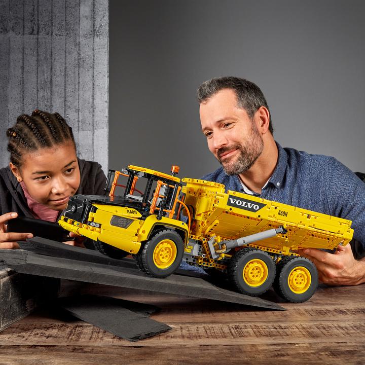 Immagine prodotto LEGO Dumper articolato Volvo (6x6) (42114, LEGO Technic)