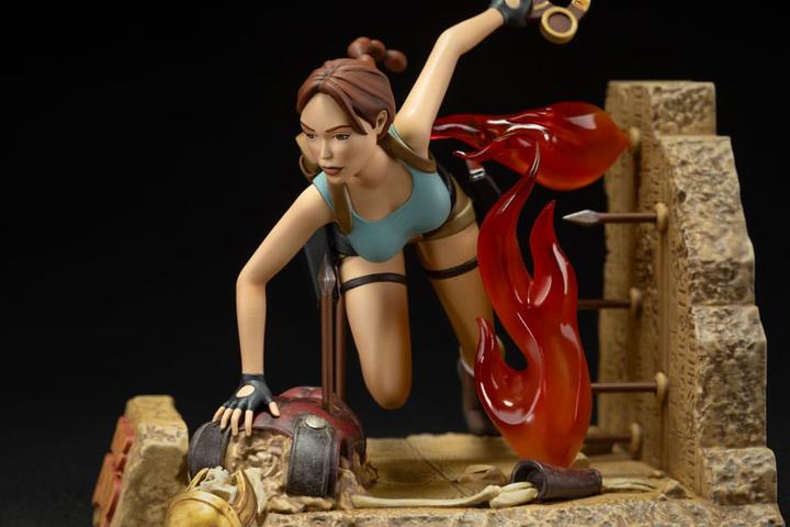 Actual product image Dark Horse Tomb Raider 1996 PVC Statue Lara Croft Classic Era 17 cm