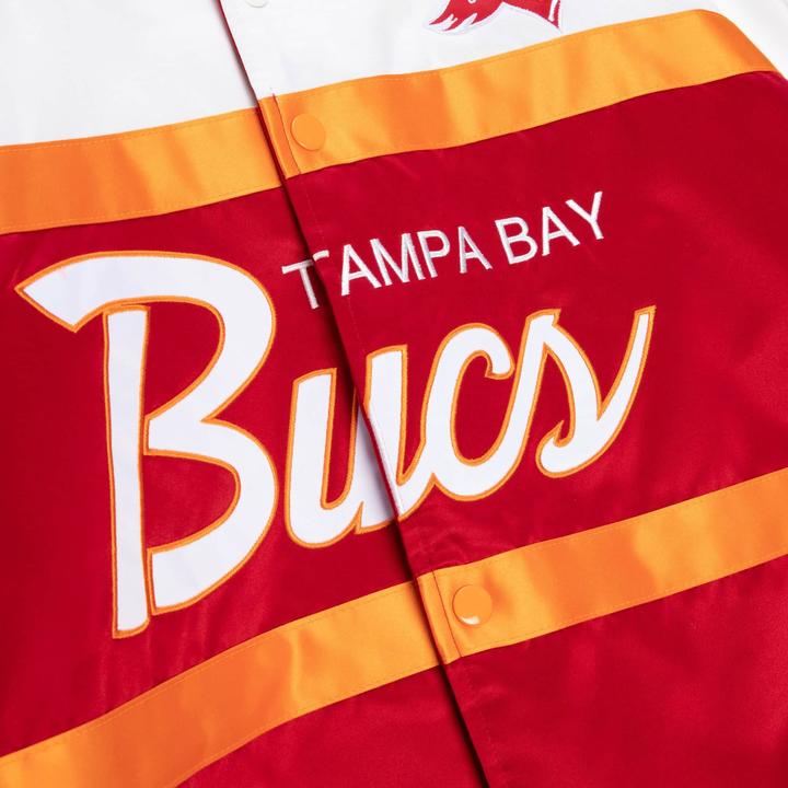 Immagine prodotto Mitchell & Ness Giacca di raso pesante - SCRIPT Tampa Bay Buccaneers - XL (XL)