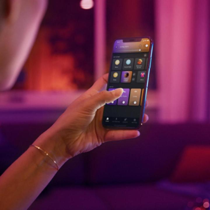 Produktbild Philips Hue White & Color Ambiance BT (E27, 9.50 W, 806 lm, 2 x, F)