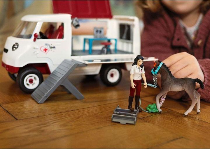 Produktbild Schleich Mobile Tierärztin mit Hannoveraner Fohlen