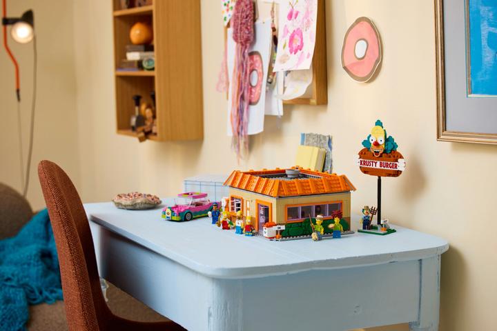Actual product image LEGO 10352 The Simpsons: Krusty Burger (10352, LEGO Icons)