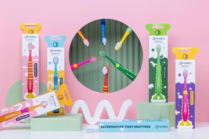 Produktbild Nordics Kinderzahnbürste 10500 Super Soft Gelb - Blaue Rakete (Weich, 1 x)