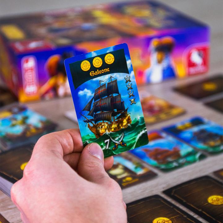 Produktbild Pegasus 18148G - Port Royal Big Box, Kartenspiel, für 1-5 Spieler, ab 8 Jahre (DE-Ausgabe) (Deutsch)