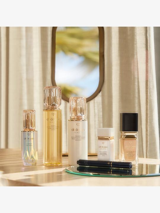 Actual product image Clé De Peau Radiant Fluid Foundation Natural BF10 (BF10 - Light Buff)