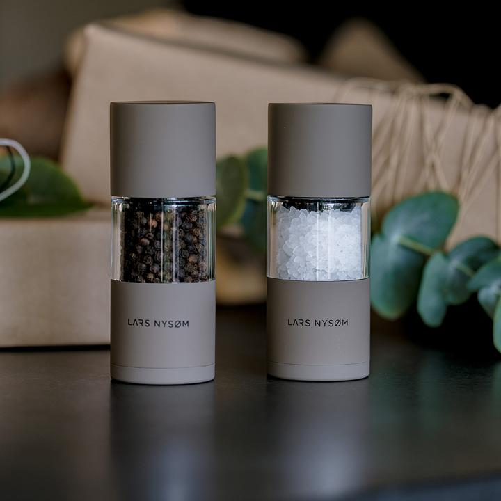 Produktbild Lars Nysøm Salz- & Pfeffermühlen Set Sjael (Diverse Gewürze, Chili, Muskatnuss, Pfeffer, Meersalz, Kräuter, Salz)