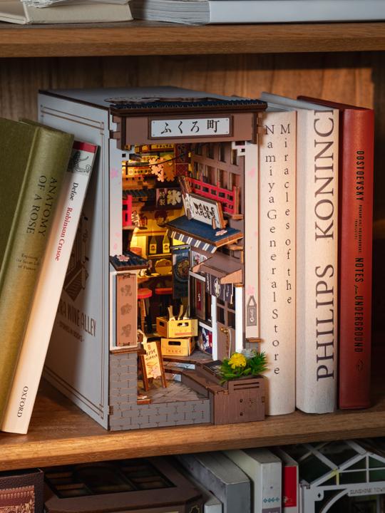 Actual product image Robotime Sakura's Wine Route, Model Art: Book Nook