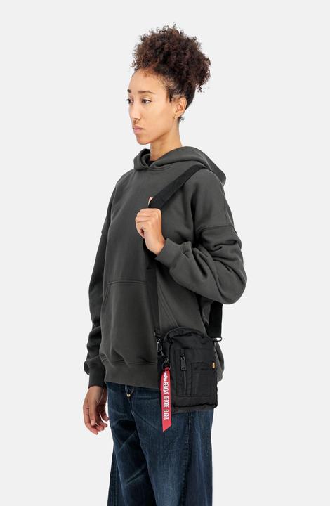 Actual product image Alpha Industries Crew Carry Umhängetasche