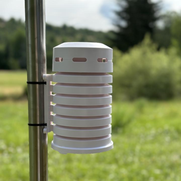 Productafbeelding TFA 98.1111.02 Beschermkap voor buitenzender met zonneventilator Weerbeschermingshut