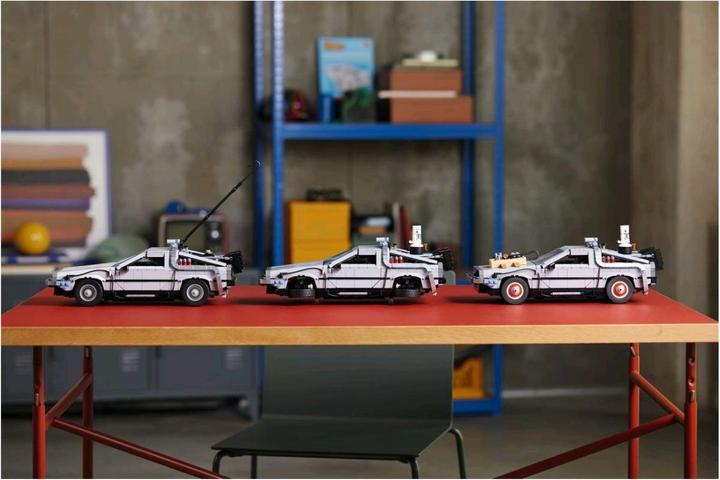 Actual product image LEGO Time machine from Back to the Future (10300, LEGO Icons, LEGO Rare Sets)