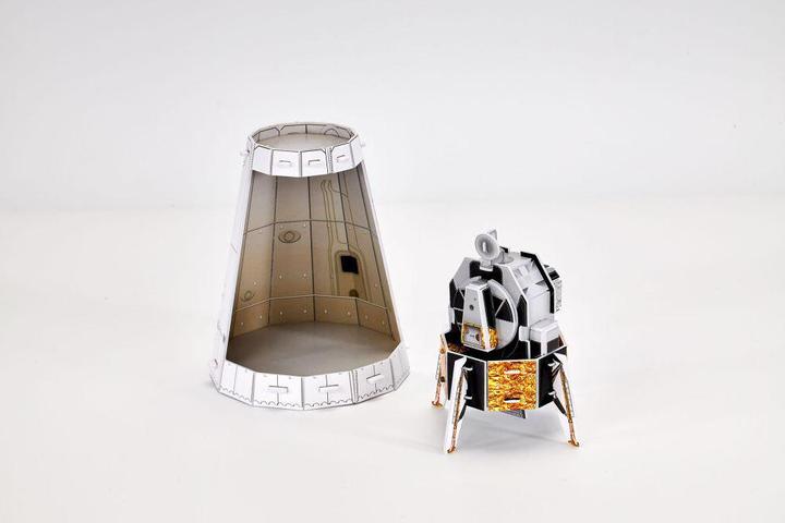 Actual product image Revell Apollo 11 Saturn V (136 pieces)