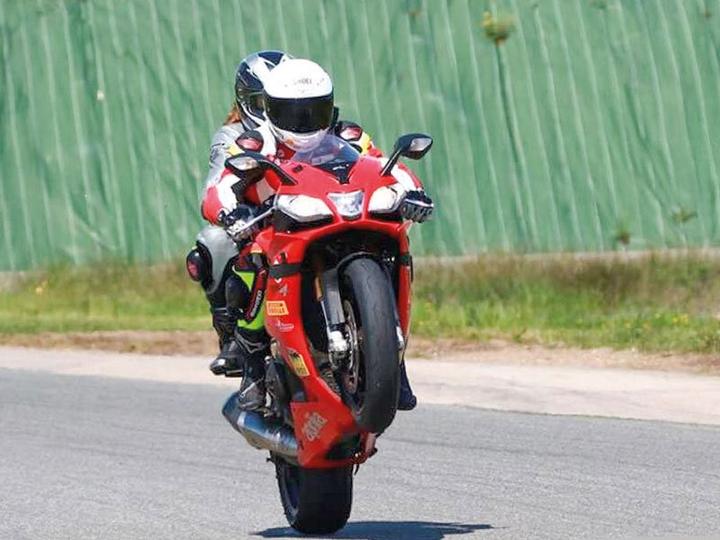 Image du produit Smartbox Pilotage d’une voiture de sport ou baptême en moto sur le circuit de Magny-Cours (1 pers.)