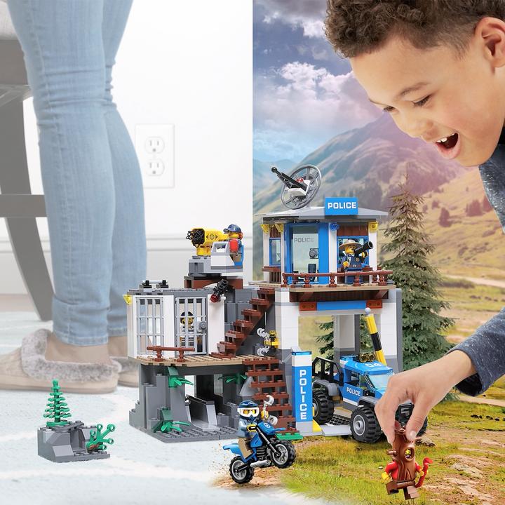 Actual product image LEGO Mountain Police Headquarters (60174, LEGO City)