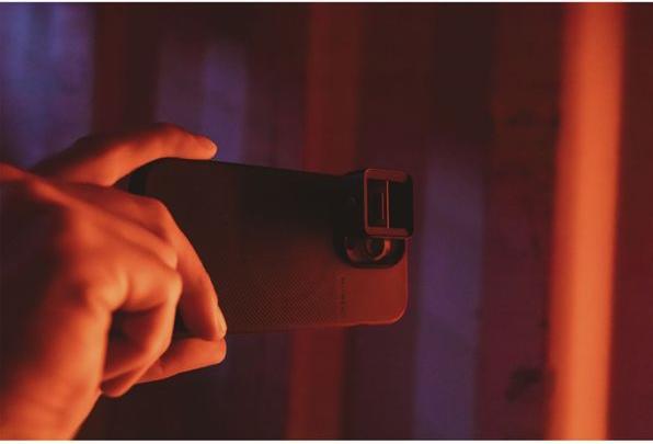 Actual product image Moment 1.33x Anamorphic Lens - Blue Flare - T-Series