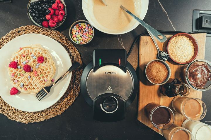 Actual product image Severin 2103 stainless steel brushed-black, 1300 W, heart-shaped, number of wafers 5