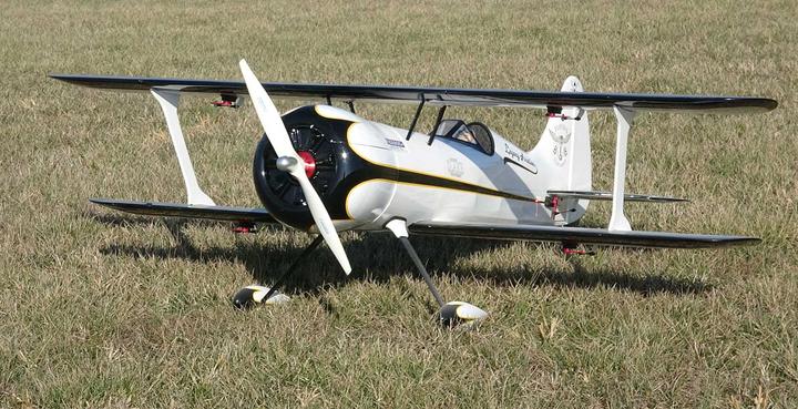 Immagine prodotto Legacy Aviation Muscle Bipe 54" Bianco/Nero Biplano ARF (Acrobazia aerea)