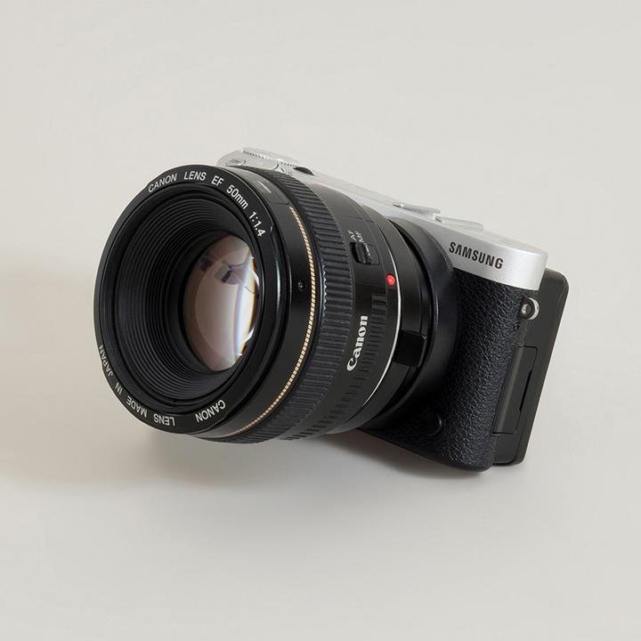 Produktbild Urth Lens Mount Adapter: Compatible with Canon (EF / EF S) Lens to Samsung NX Camera Body