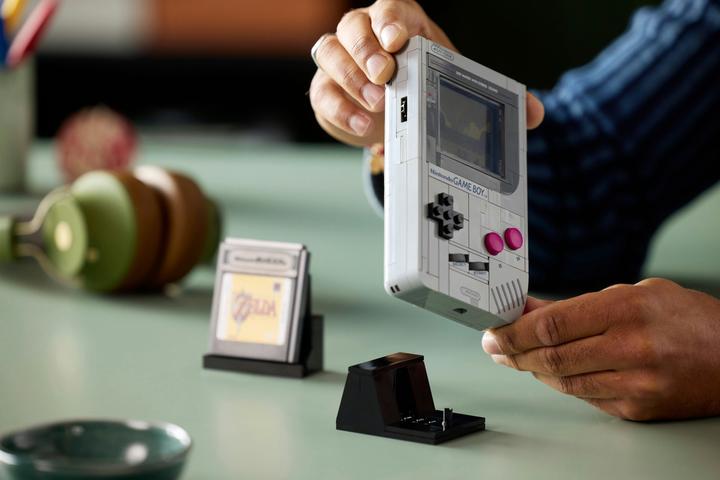 Actual product image LEGO Game Boy (72046, LEGO Super Mario)