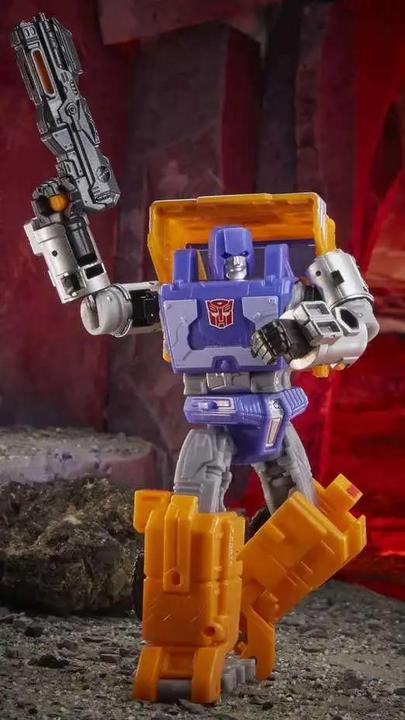 Actual product image Hasbro Transformers Generations War For Cybertron Kingdom: Deluxe Huffer