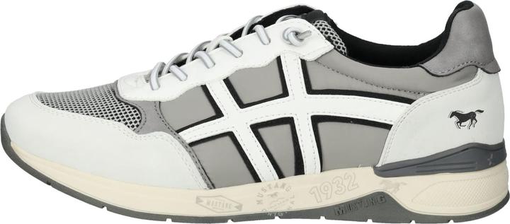 Actual product image Mustang Get out of your tight business trainers and into your favourite casual shoes. This comfortable and (41)