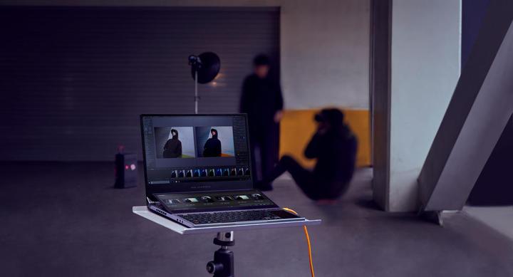 Produktbild ASUS ROG Zephyrus Duo 15 (15.60", Intel Core i9-10980HK, 32 GB, 2000 GB, CH)