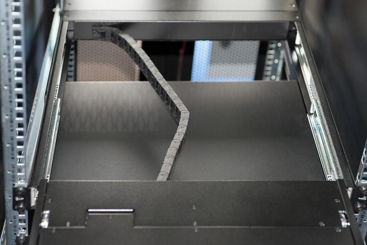 Produktbild Digitus Modulare Konsole mit 483cm 19Zoll TFT 16 Port Cat.5 KVM & Touchpad deutsche Tastatur RAL...
