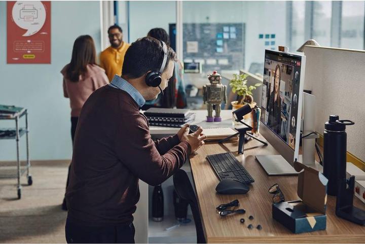 Image du produit HP POLY Voyager Focus 2 USB-C-C Headset +USB-C/A Adapter +Charging Stand