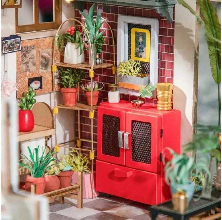 Actual product image Robotime Emily's Flower Shop