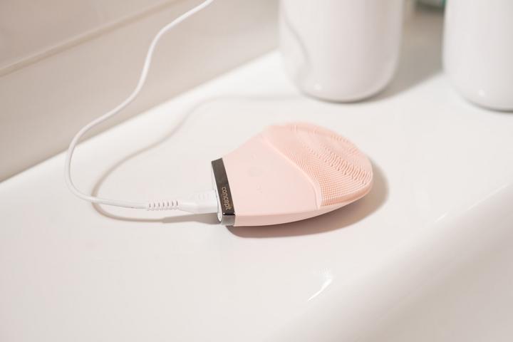 Actual product image Concept SK9002 Sonic brush for cleaning reddish skin