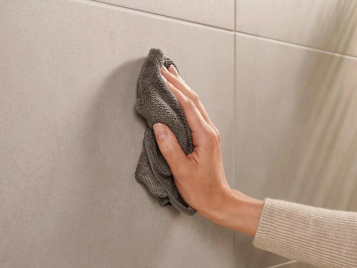 Image du produit tesa MOON GREY Porte-serviettes à deux bras avec solution adhésive sans perçage