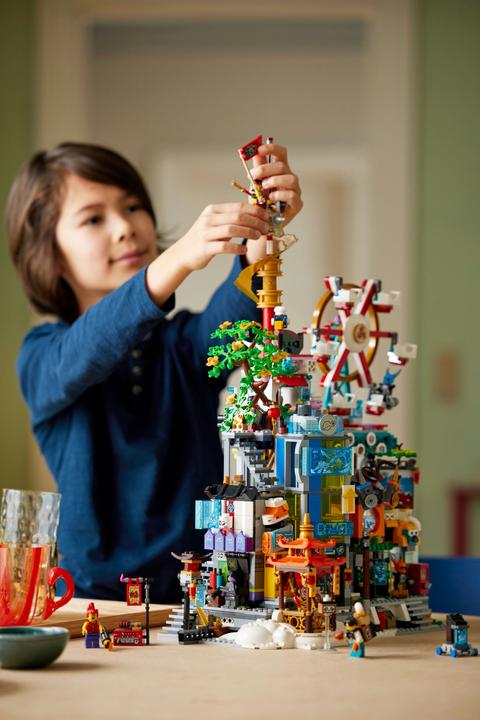 Actual product image LEGO 80054 5th anniversary of Megapolis City (80054, LEGO Monkie Kid)