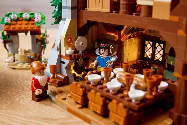 Actual product image LEGO The hut of Snow White and the Seven Dwarfs (43242, LEGO Disney)