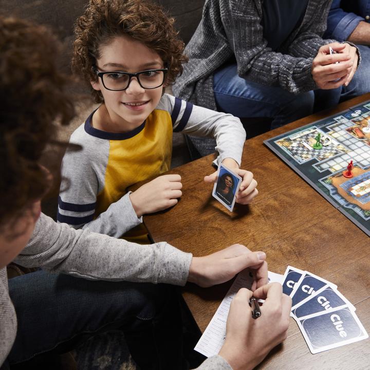 Immagine prodotto Hasbro Gaming Gioco da tavolo Cluedo, Cluedo ridisegnato per 2-6 giocatori, gioco investigativo, gioco per (Italiano)