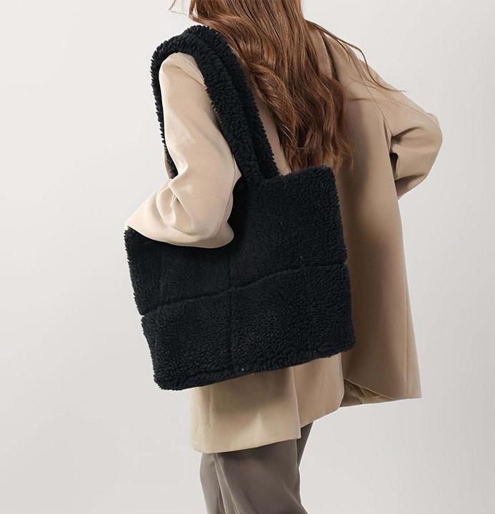 Immagine prodotto Only-Bags.Store Borsa a tracolla chic in pelliccia sintetica - versatile e leggera, perfetta per il lavoro o il