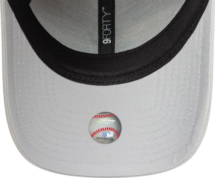 Actual product image New Era 9Forty Strapback Cap Outline New York Yankees Grau