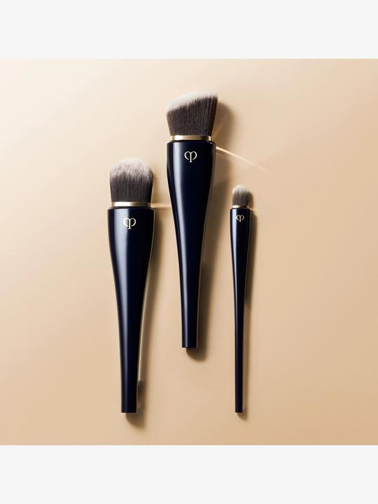 Actual product image Clé De Peau Light Coverage Foundation Brush (Foundation)