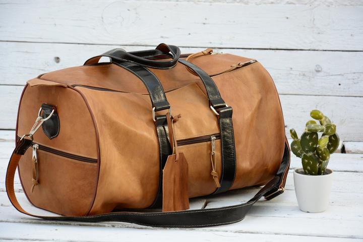 Immagine prodotto Only-Bags.Store Borsone in pelle marrone chiaro con tracolla nera, borsa da weekend dal sapore vintage