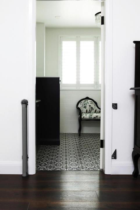 Actual product image Dreambaby Türschutzgitter Glide n Hide 60 cm - 140 cm Grau (60 cm)