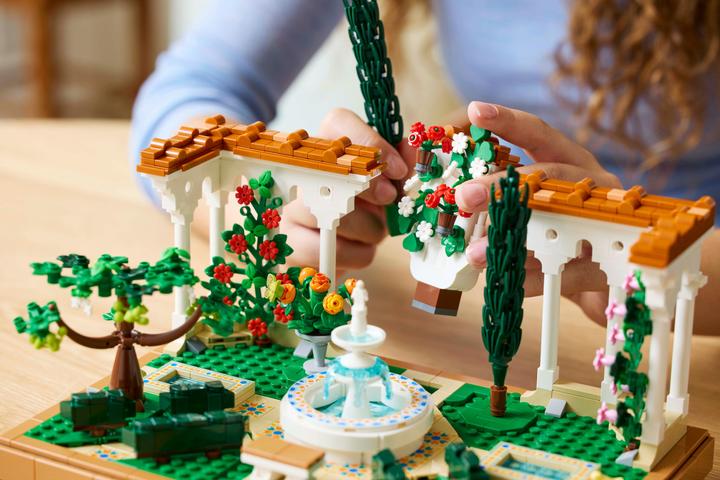 Actual product image LEGO Springbrunnen Garten (10359, LEGO Icons)