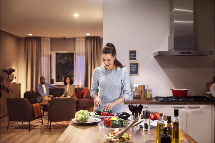 Produktbild Philips Hue White & Color Ambiance BT (E27, 9.50 W, 806 lm, 2 x, F)