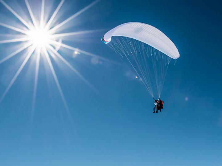 Produktbild Smartbox 25 Min. Tandem-Gleitschirmflug in den Schweizer Alpen (1 Pers.)