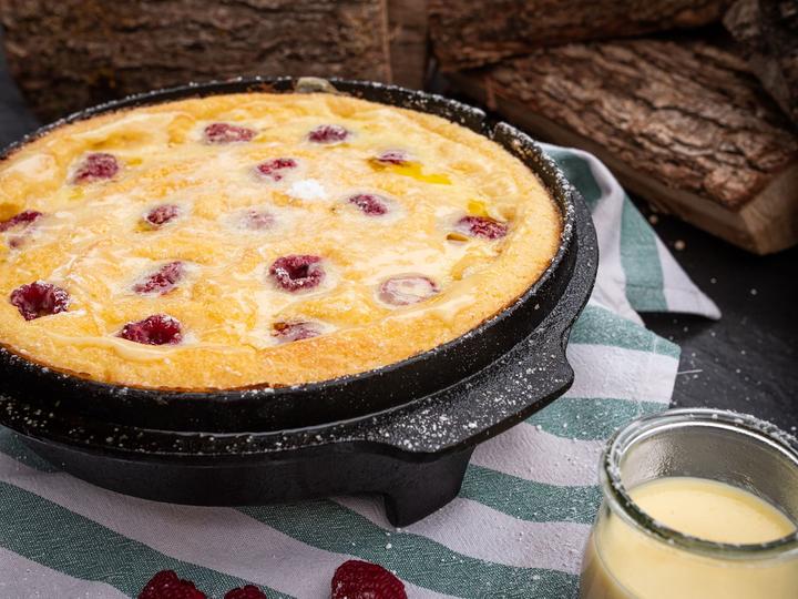 Produktbild Outdoorchef Dutch Oven 09 - 8,5 Liter - inkl. Starterset mit Gusseisen-Pflege, Ringreiniger, Deckelh
